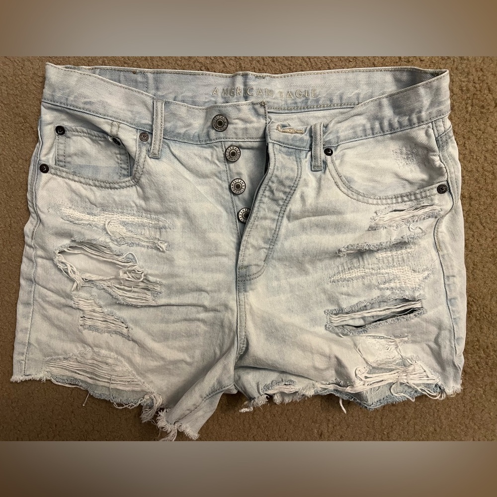 button fly American Eagle “boyfriend short” light wash denim size 10